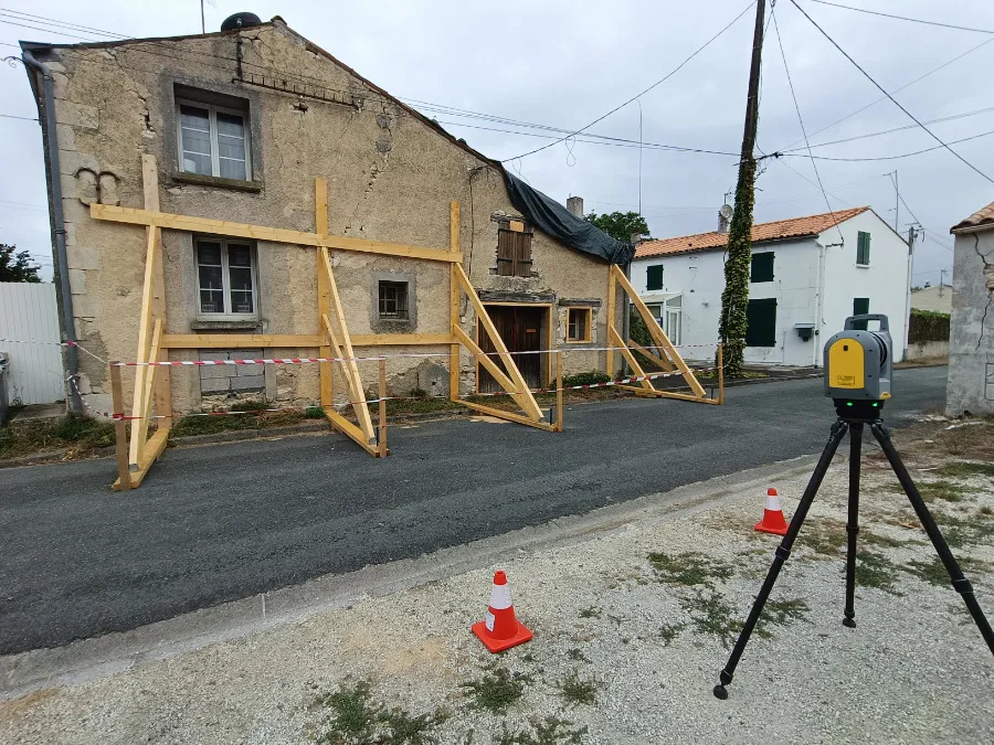 Relevé de bâtiments sinistrés par un séisme à La Laigne